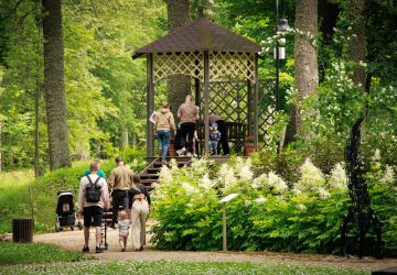 Ģimenes vienoti piedzīvojumā: Zasā noticis pasākums “Apslēptos dārgumus meklējot”