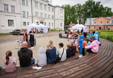 Ģimenes vienoti piedzīvojumā: Zasā noticis pasākums “Apslēptos dārgumus meklējot”