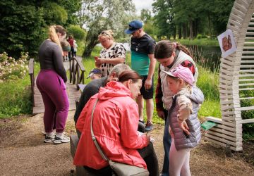 Ģimenes vienoti piedzīvojumā: Zasā noticis pasākums “Apslēptos dārgumus meklējot”