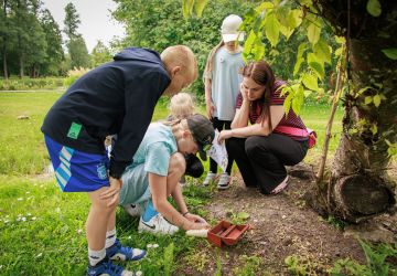 Ģimenes vienoti piedzīvojumā: Zasā noticis pasākums “Apslēptos dārgumus meklējot”