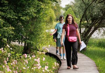 Ģimenes vienoti piedzīvojumā: Zasā noticis pasākums “Apslēptos dārgumus meklējot”
