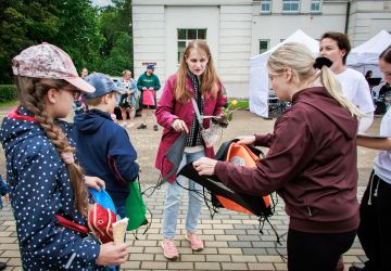 Ģimenes vienoti piedzīvojumā: Zasā noticis pasākums “Apslēptos dārgumus meklējot”