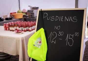 Ģimenes vienoti piedzīvojumā: Zasā noticis pasākums “Apslēptos dārgumus meklējot”