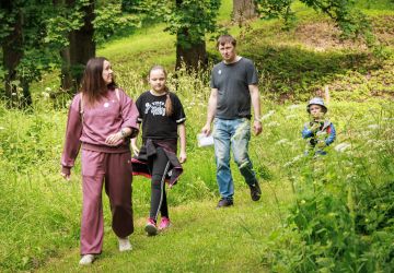 Ģimenes vienoti piedzīvojumā: Zasā noticis pasākums “Apslēptos dārgumus meklējot”