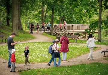 Ģimenes vienoti piedzīvojumā: Zasā noticis pasākums “Apslēptos dārgumus meklējot”