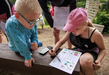 Ģimenes vienoti piedzīvojumā: Zasā noticis pasākums “Apslēptos dārgumus meklējot”