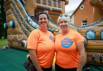 Ģimenes vienoti piedzīvojumā: Zasā noticis pasākums “Apslēptos dārgumus meklējot”