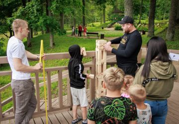 Ģimenes vienoti piedzīvojumā: Zasā noticis pasākums “Apslēptos dārgumus meklējot”