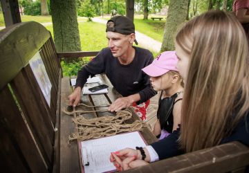 Ģimenes vienoti piedzīvojumā: Zasā noticis pasākums “Apslēptos dārgumus meklējot”