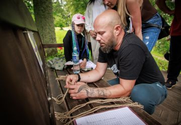 Ģimenes vienoti piedzīvojumā: Zasā noticis pasākums “Apslēptos dārgumus meklējot”