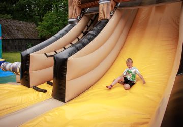 Ģimenes vienoti piedzīvojumā: Zasā noticis pasākums “Apslēptos dārgumus meklējot”