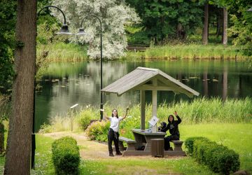 Ģimenes vienoti piedzīvojumā: Zasā noticis pasākums “Apslēptos dārgumus meklējot”