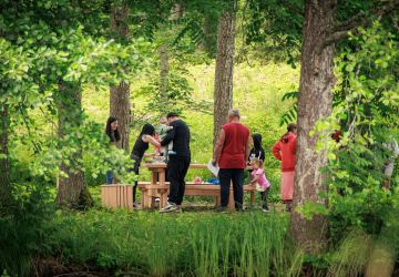 Ģimenes vienoti piedzīvojumā: Zasā noticis pasākums “Apslēptos dārgumus meklējot”