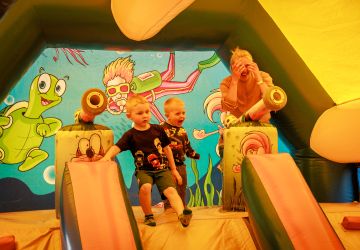 Ģimenes vienoti piedzīvojumā: Zasā noticis pasākums “Apslēptos dārgumus meklējot”