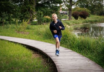 Ģimenes vienoti piedzīvojumā: Zasā noticis pasākums “Apslēptos dārgumus meklējot”
