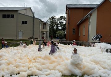 Ģimenes vienoti piedzīvojumā: Zasā noticis pasākums “Apslēptos dārgumus meklējot”