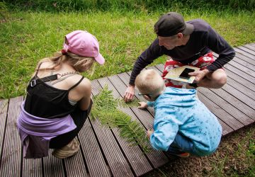 Ģimenes vienoti piedzīvojumā: Zasā noticis pasākums “Apslēptos dārgumus meklējot”