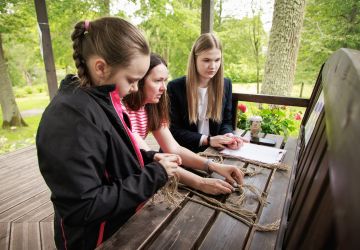 Ģimenes vienoti piedzīvojumā: Zasā noticis pasākums “Apslēptos dārgumus meklējot”