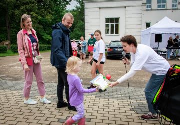 Ģimenes vienoti piedzīvojumā: Zasā noticis pasākums “Apslēptos dārgumus meklējot”
