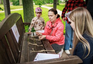 Ģimenes vienoti piedzīvojumā: Zasā noticis pasākums “Apslēptos dārgumus meklējot”