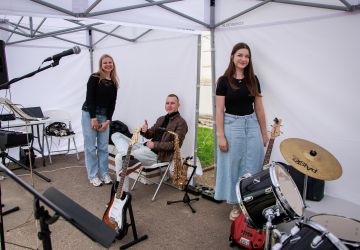 Ģimenes vienoti piedzīvojumā: Zasā noticis pasākums “Apslēptos dārgumus meklējot”