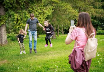 Ģimenes vienoti piedzīvojumā: Zasā noticis pasākums “Apslēptos dārgumus meklējot”