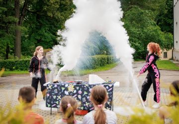 Ģimenes vienoti piedzīvojumā: Zasā noticis pasākums “Apslēptos dārgumus meklējot”