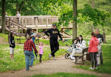 Ģimenes vienoti piedzīvojumā: Zasā noticis pasākums “Apslēptos dārgumus meklējot”