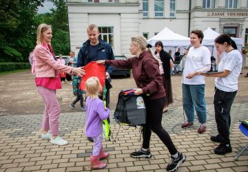 Ģimenes vienoti piedzīvojumā: Zasā noticis pasākums “Apslēptos dārgumus meklējot”