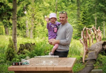 Ģimenes vienoti piedzīvojumā: Zasā noticis pasākums “Apslēptos dārgumus meklējot”