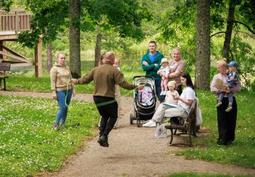 Ģimenes vienoti piedzīvojumā: Zasā noticis pasākums “Apslēptos dārgumus meklējot”