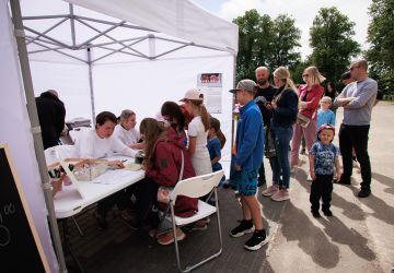 Ģimenes vienoti piedzīvojumā: Zasā noticis pasākums “Apslēptos dārgumus meklējot”