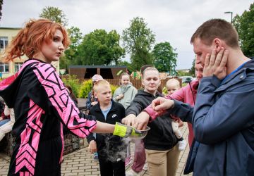 Ģimenes vienoti piedzīvojumā: Zasā noticis pasākums “Apslēptos dārgumus meklējot”