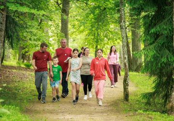 Ģimenes vienoti piedzīvojumā: Zasā noticis pasākums “Apslēptos dārgumus meklējot”