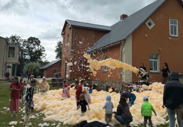 Ģimenes vienoti piedzīvojumā: Zasā noticis pasākums “Apslēptos dārgumus meklējot”