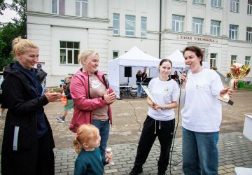 Ģimenes vienoti piedzīvojumā: Zasā noticis pasākums “Apslēptos dārgumus meklējot”