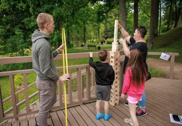 Ģimenes vienoti piedzīvojumā: Zasā noticis pasākums “Apslēptos dārgumus meklējot”