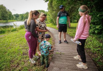 Ģimenes vienoti piedzīvojumā: Zasā noticis pasākums “Apslēptos dārgumus meklējot”