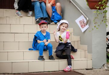 Ģimenes vienoti piedzīvojumā: Zasā noticis pasākums “Apslēptos dārgumus meklējot”