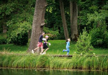 Ģimenes vienoti piedzīvojumā: Zasā noticis pasākums “Apslēptos dārgumus meklējot”