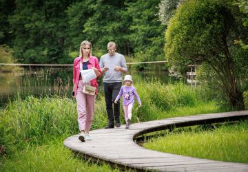 Ģimenes vienoti piedzīvojumā: Zasā noticis pasākums “Apslēptos dārgumus meklējot”