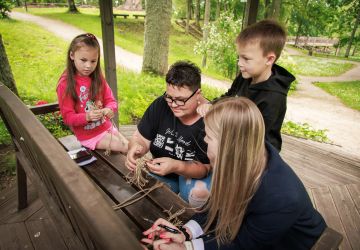 Ģimenes vienoti piedzīvojumā: Zasā noticis pasākums “Apslēptos dārgumus meklējot”