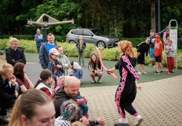 Ģimenes vienoti piedzīvojumā: Zasā noticis pasākums “Apslēptos dārgumus meklējot”