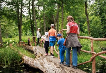 Ģimenes vienoti piedzīvojumā: Zasā noticis pasākums “Apslēptos dārgumus meklējot”