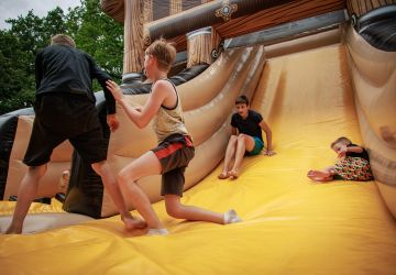 Ģimenes vienoti piedzīvojumā: Zasā noticis pasākums “Apslēptos dārgumus meklējot”