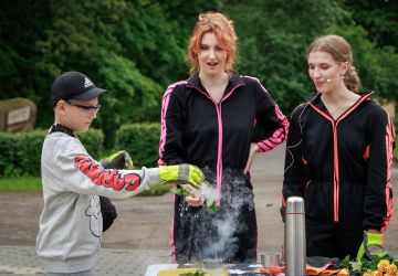 Ģimenes vienoti piedzīvojumā: Zasā noticis pasākums “Apslēptos dārgumus meklējot”