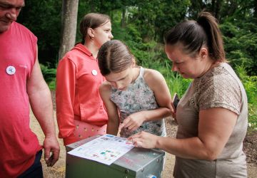 Ģimenes vienoti piedzīvojumā: Zasā noticis pasākums “Apslēptos dārgumus meklējot”