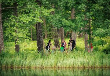 Ģimenes vienoti piedzīvojumā: Zasā noticis pasākums “Apslēptos dārgumus meklējot”