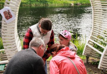 Ģimenes vienoti piedzīvojumā: Zasā noticis pasākums “Apslēptos dārgumus meklējot”