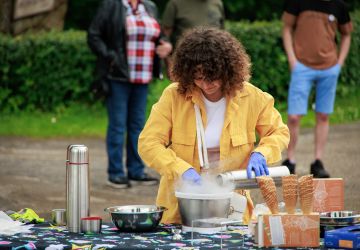 Ģimenes vienoti piedzīvojumā: Zasā noticis pasākums “Apslēptos dārgumus meklējot”